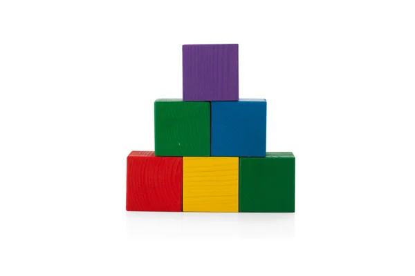 Holzklötze, Pyramide aus bunten Würfeln, Kinderspielzeug isoliert — Stockfoto