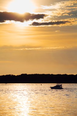 Yalnız gemi silueti ile bulutlu gün batımı 