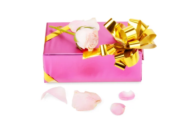 Ροζ δώρο κουτί με το ροδαλό λουλούδι που απομονώνονται σε λευκό φόντο — Φωτογραφία Αρχείου