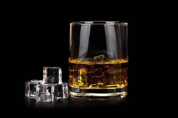 viski siyah arka plan üzerine izole buz küpleri ile cam