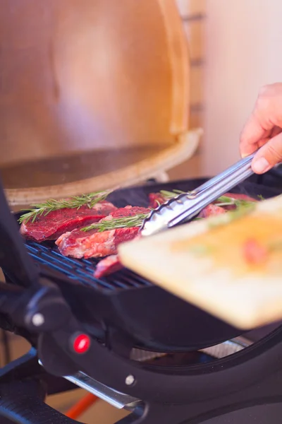 Fechar de carne de bife carne fresca preparando-se na grelha — Fotografia de Stock