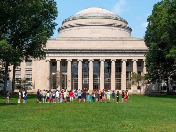 美国马萨诸塞州剑桥麻省理工学院的景观 在标志性建筑中吸引了很多学生 — 图库照片