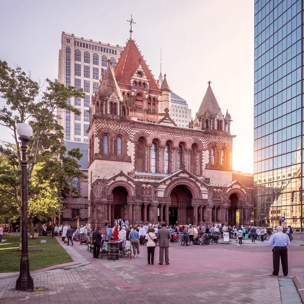 美国麻萨诸塞州波士顿的科普利广场展示三一教堂 — 图库照片