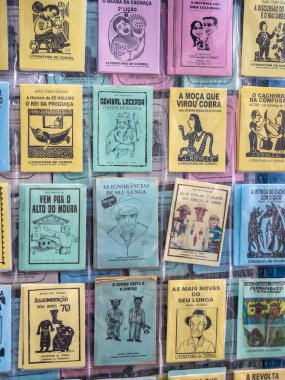 Geleneksel ve popüler küçük kitaplar Olinda, Pernambuco, Brezilya 'da Literatura de Cordel adında yerel pazarlarda satılıyor..