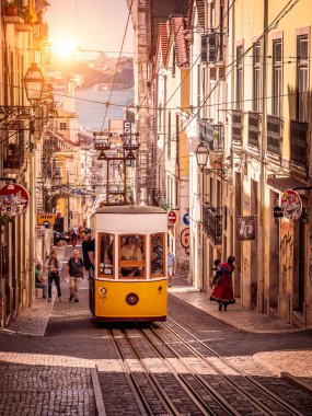 Bu Lizbon, Portekiz 'de gün batımında..
