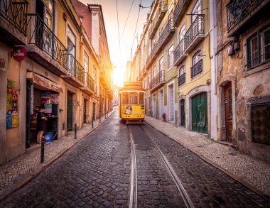 Portekiz 'in tarihi Lizbon kenti gün doğumunda.