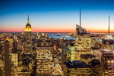 Geceleri New York şehrinin hava manzarası.