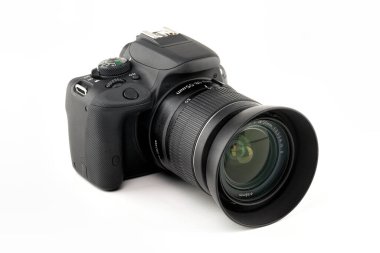 Beyaz bir arka plan üzerinde lens ile dijital fotoğraf makinesi.