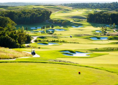 güneşli bir günde güzel golf sahası.