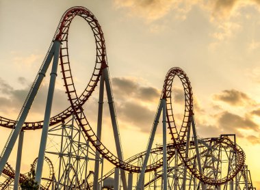 Roller coaster gün batımında.