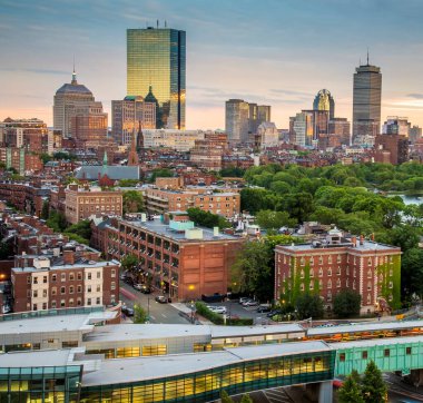 Geceleri Massachusetts, ABD 'deki Boston hava manzarası.