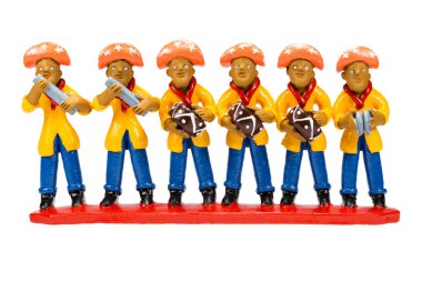 Brezilya sanat ve zanaatının beyaz arkaplanda yakın plan çekimi.