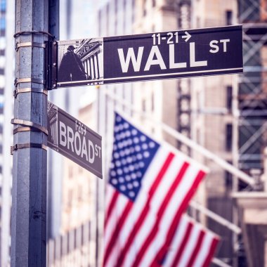 Yakın çekimde Wall Street tabelası.