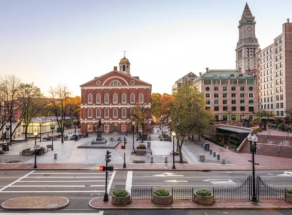 位于美国麻萨诸塞州波士顿的政府中心与法纽尔大厅大楼的景观 — 图库照片