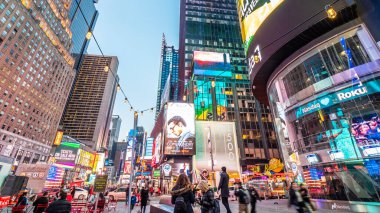 Geceleri New York 'taki ünlü Times Meydanı manzarası.