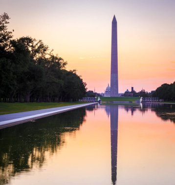 Washington DC, Washington Anıtı 'nda gün batımında.