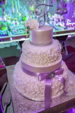 Lezzetli ve güzel süslenmiş düğün pastası..