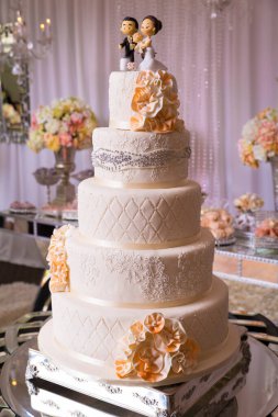 Lezzetli ve güzel süslenmiş düğün pastası..
