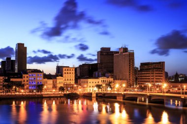 Brezilya 'nın Pernambuco kentindeki Recife şehrinin gün batımında manzarası.