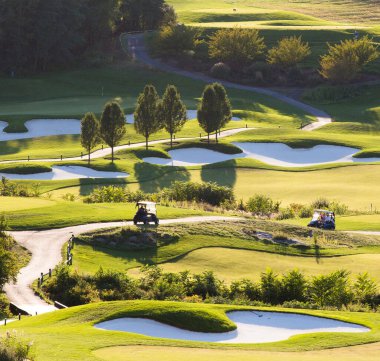 Güzel ve son derece bakımlı bir golf sahası..
