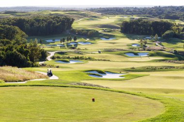Güzel ve son derece bakımlı bir golf sahası..