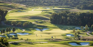 Güzel ve son derece bakımlı bir golf sahası..