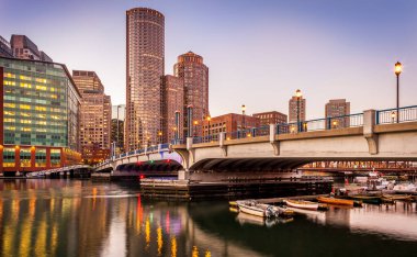 Boston Limanı ve Finansal Bölgesi manzarası, MA, ABD.