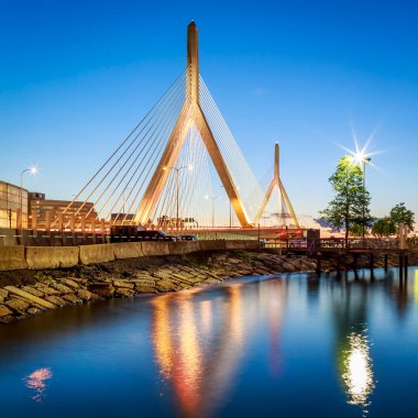 Massachusetts, ABD 'deki Zakim Köprüsü ve TD Bahçesi manzarası.