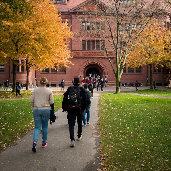 美国马萨诸塞州剑桥哈佛大学的历史建筑 — 图库照片