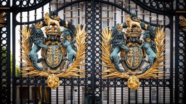 İngiliz Buckingham Sarayı 'nın ikonik kapıları..