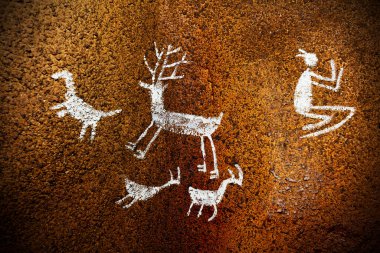 Mağara duvarında tarih öncesi çizimler.