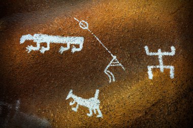 Mağara duvarında tarih öncesi çizimler.