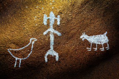 Mağara duvarında tarih öncesi çizimler.