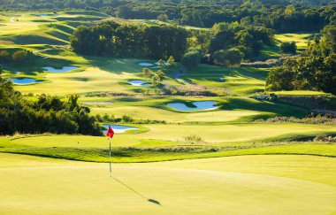 İyi hazırlanmış bir golf sahasında gün ışığı..