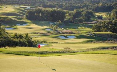 İyi hazırlanmış bir golf sahasında gün ışığı..