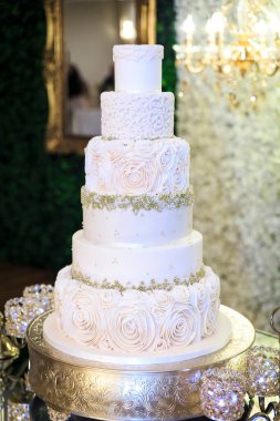 Düğün resepsiyonunda nefis ve iyi süslenmiş bir düğün pastası..