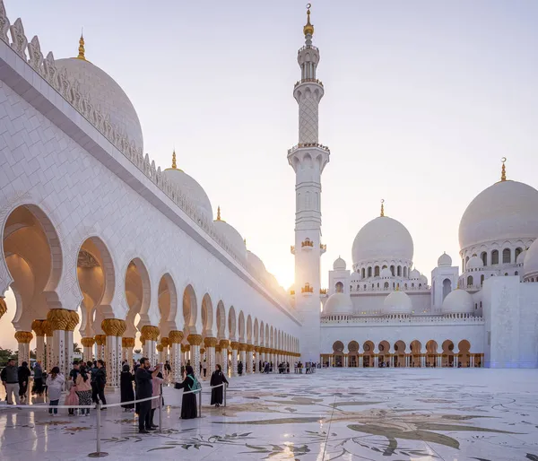 Abu Dabi, BAE 'deki Şeyh Zayed camisinin mimarisi..