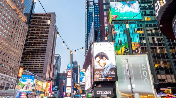 Εμβληματικά Φώτα Και Καταστήματα Της Times Square Στη Νέα Υόρκη — Φωτογραφία Αρχείου