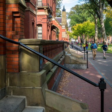 Cambridge, Massachusetts, ABD 'deki Harvard Üniversitesi' nin tarihi mimarisinin görüntüsü.