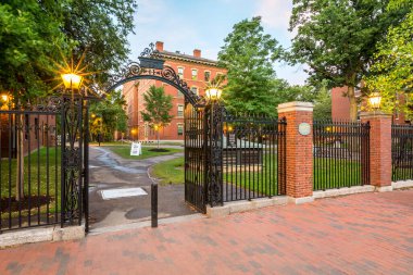 Cambridge, Massachusetts, ABD 'deki Harvard Üniversitesi' nin tarihi mimarisinin görüntüsü.