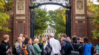 Cambridge, Massachusetts, ABD 'deki Harvard Üniversitesi' nin tarihi mimarisinin görüntüsü.