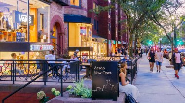 Massachusetts, ABD 'de Newbury caddesinde mimarisini, dükkanlarını ve restoranlarını sergileyen Boston manzarası.