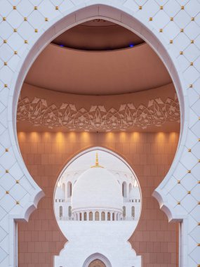 Abu Dabi, BAE 'deki Şeyh Zayed Camii' nin muhteşem mimarisi..