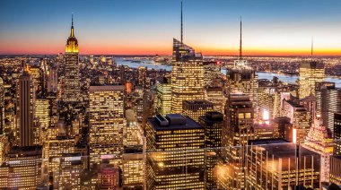 Geceleri New York şehrinin hava manzarası.