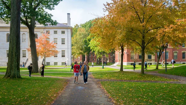美国马萨诸塞州剑桥哈佛大学的历史建筑观 — 图库照片