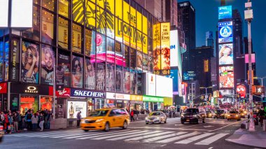 Times Meydanı 'ndaki New York şehrinin ikonik mimarisinin görüntüsü.