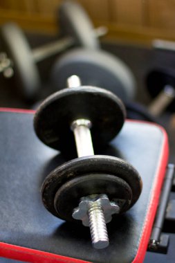 Spor salonunda egzersiz ağırlıkları..
