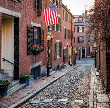Boston, Massachusetts, ABD 'deki sömürge ve ikonik Acorn Caddesi..