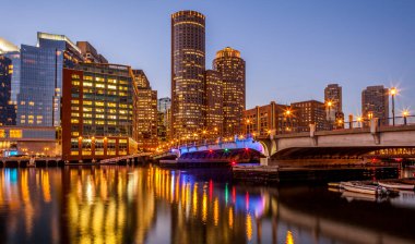 Boston manzarası Massachusetts, ABD Boston Limanı ve Finans Bölgesi.