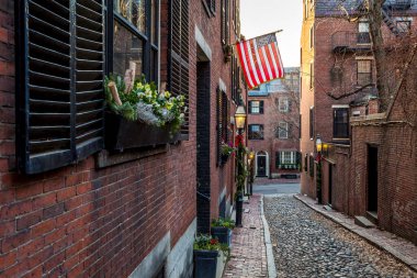 Boston, Massachusetts, ABD 'deki sömürge ve ikonik Acorn Caddesi..